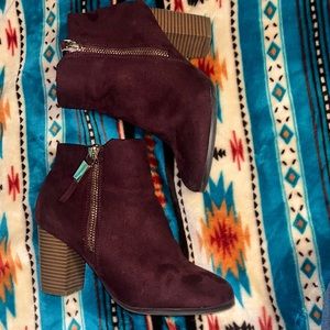 Suede maroon booties with gold detail. Size : 9